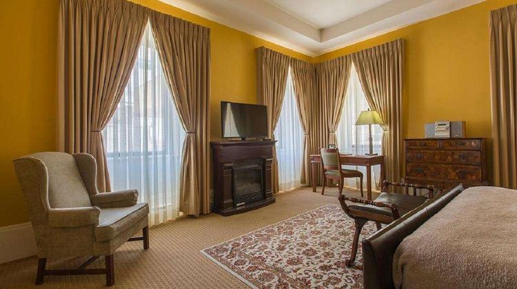LHotel Montreal Room