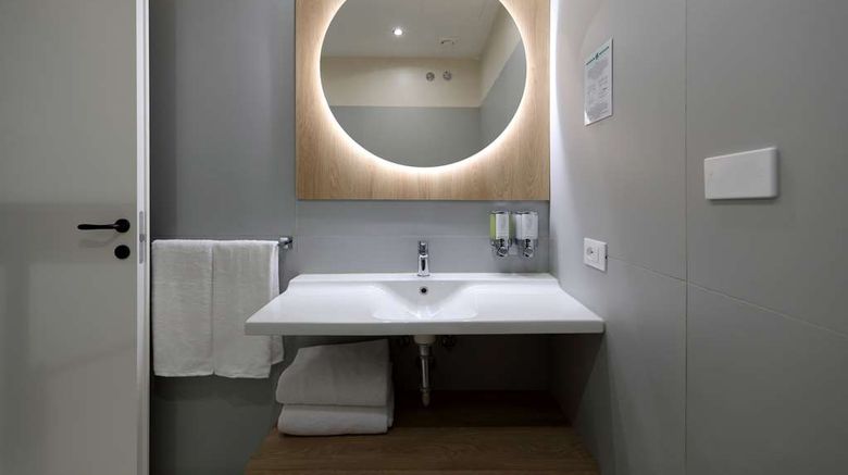 <b>Hampton by Hilton Rome North Room</b>. Images powered by <a href="https://iceportal.shijigroup.com/" title="IcePortal" target="_blank">IcePortal</a>.