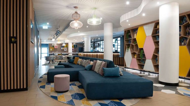 Hampton by Hilton Rome North Lobby