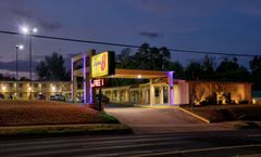 Super 8 by Wyndham Palestine TX