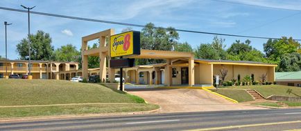 Super 8 by Wyndham Palestine TX Exterior
