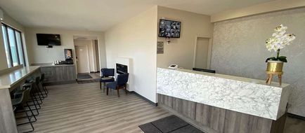 Econo Lodge Cochrane Lobby