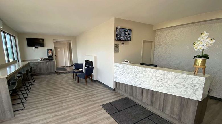 <b>Econo Lodge Cochrane Lobby</b>. Images powered by <a href="https://iceportal.shijigroup.com/" title="IcePortal" target="_blank">IcePortal</a>.