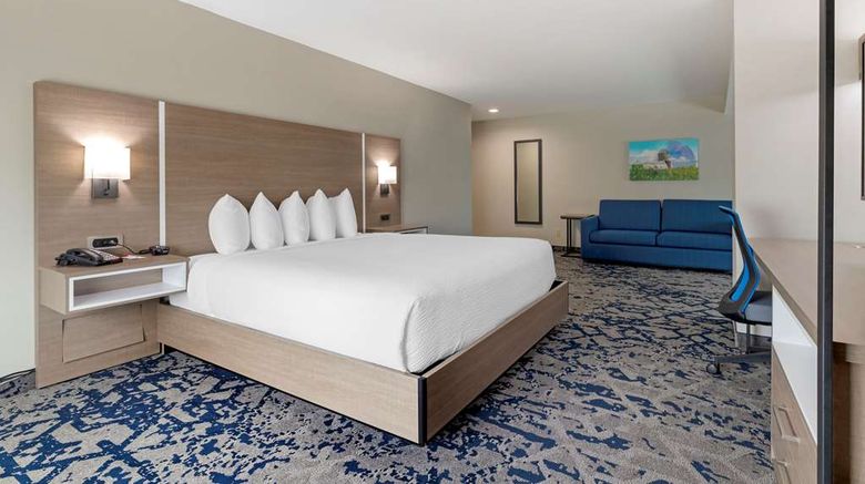 <b>Comfort Inn and Suites Muskogee Suite</b>. Images powered by <a href="https://iceportal.shijigroup.com/" title="IcePortal" target="_blank">IcePortal</a>.
