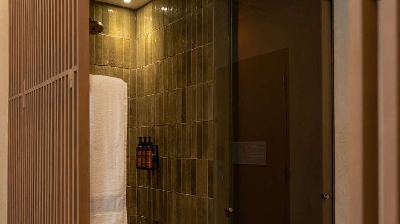 <b>Motto by Hilton Tulum Room</b>. Images powered by <a href="https://iceportal.shijigroup.com/" title="IcePortal" target="_blank">IcePortal</a>.