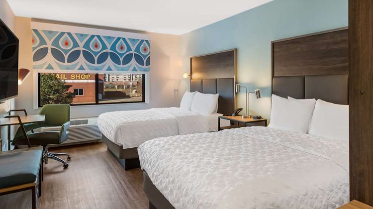 Tru by Hilton Greensboro Room