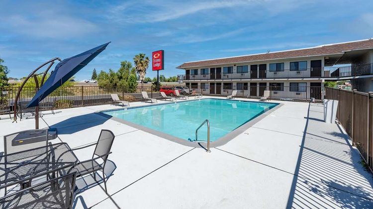 Econo Lodge Pool