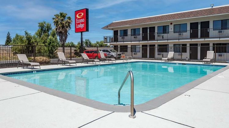 Econo Lodge Pool