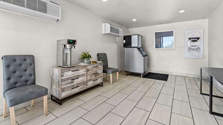 <b>Econo Lodge Lobby</b>. Images powered by <a href="https://iceportal.shijigroup.com/" title="IcePortal" target="_blank">IcePortal</a>.