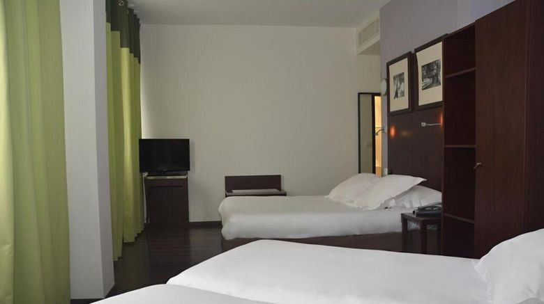 <b>Hotel Du Centre Room</b>. Images powered by <a href="https://iceportal.shijigroup.com/" title="IcePortal" target="_blank">IcePortal</a>.