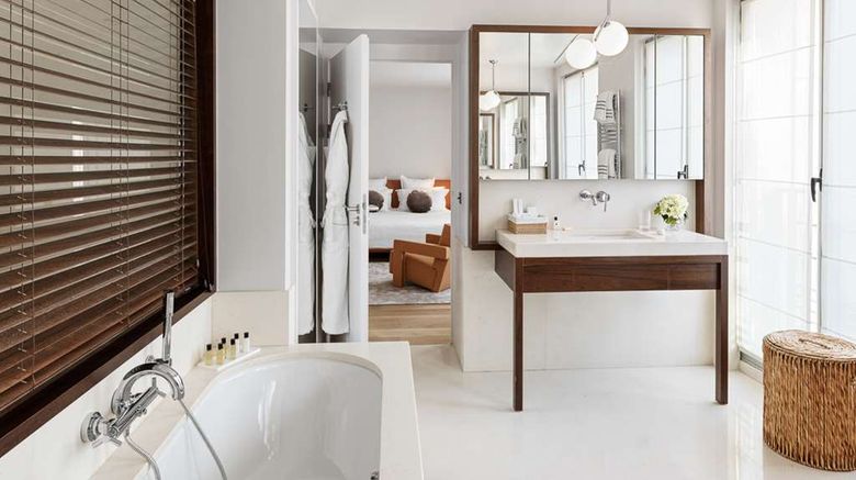 <b>Hotel de Pourtales Suite</b>. Images powered by <a href="https://iceportal.shijigroup.com/" title="IcePortal" target="_blank">IcePortal</a>.