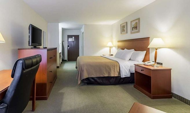 Baymont by Wyndham Omaha SW Room