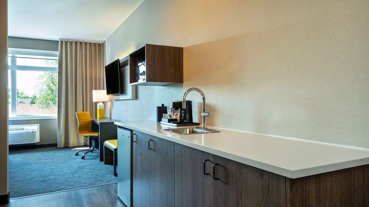 Comfort Inn and Suites Kingston Suite