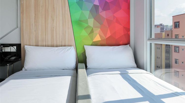 Ibis Budget Singapore Ametrine Room