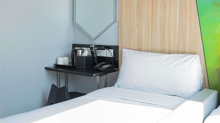 Ibis Budget Singapore Ametrine Room