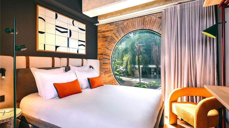 <b>Tribe Medellin Room</b>. Images powered by <a href="https://iceportal.shijigroup.com/" title="IcePortal" target="_blank">IcePortal</a>.