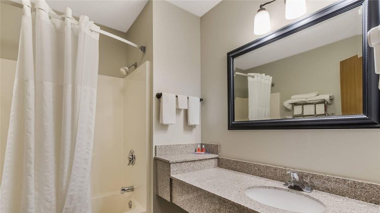 Econo Lodge Inn & Suites Room