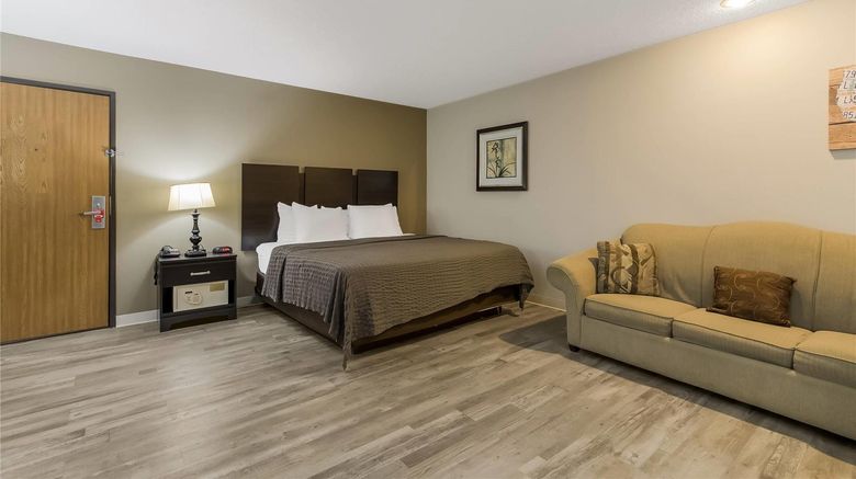 <b>Econo Lodge Inn & Suites Suite</b>. Images powered by <a href="https://iceportal.shijigroup.com/" title="IcePortal" target="_blank">IcePortal</a>.