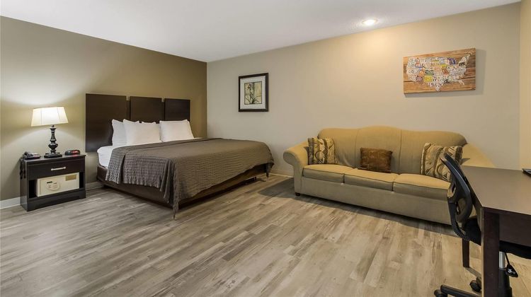 Econo Lodge Inn & Suites Suite
