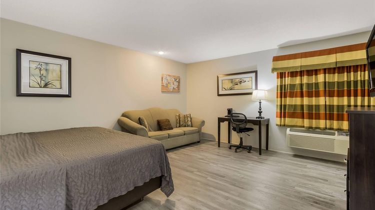 Econo Lodge Inn & Suites Suite