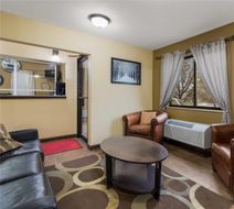 Econo Lodge Inn And Suites Yankton Lobby