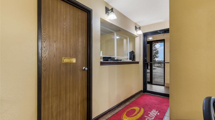 Econo Lodge Inn & Suites Lobby
