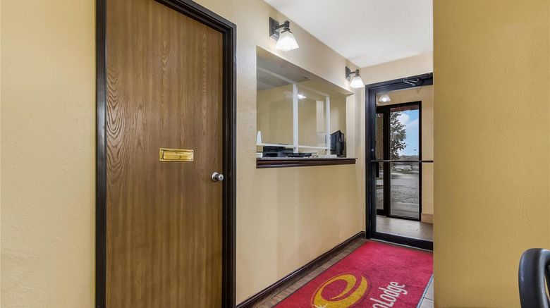 <b>Econo Lodge Inn & Suites Lobby</b>. Images powered by <a href="https://iceportal.shijigroup.com/" title="IcePortal" target="_blank">IcePortal</a>.