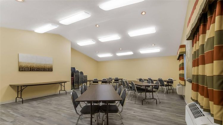 Econo Lodge Inn & Suites Meeting