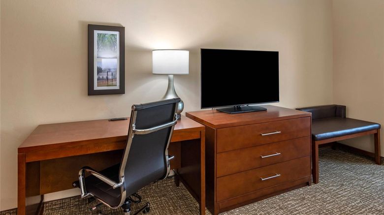 <b>Comfort Inn & Suites Charlottesville Suite</b>. Images powered by <a href="https://iceportal.shijigroup.com/" title="IcePortal" target="_blank">IcePortal</a>.