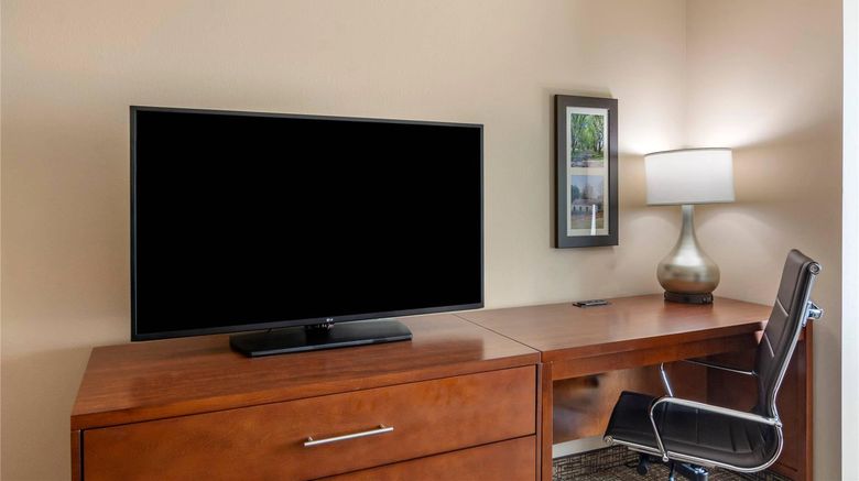 <b>Comfort Inn & Suites Charlottesville Room</b>. Images powered by <a href="https://iceportal.shijigroup.com/" title="IcePortal" target="_blank">IcePortal</a>.