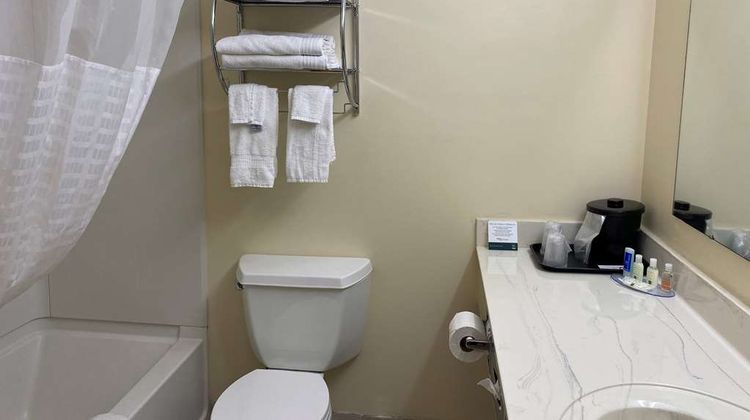 AmericInn by Wyndham Fort Atkinson Room