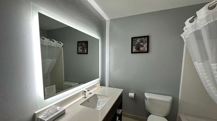 AmericInn by Wyndham Fort Atkinson Room
