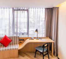 Seekers Finders Rama IV Hotel, SureStay Room