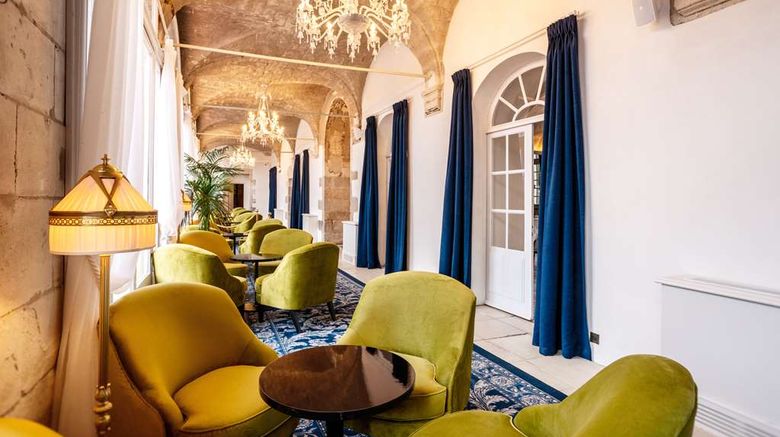 <b>Abbaye de Villeneuve Lobby</b>. Images powered by <a href="https://iceportal.shijigroup.com/" title="IcePortal" target="_blank">IcePortal</a>.