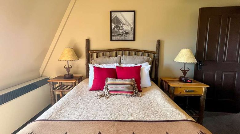 <b>Sheridan Inn, BW Signature Collection Suite</b>. Images powered by <a href="https://iceportal.shijigroup.com/" title="IcePortal" target="_blank">IcePortal</a>.
