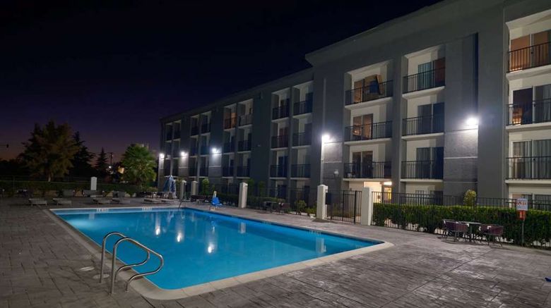 <b>DoubleTree by Hilton Livermore Pool</b>. Images powered by <a href="https://iceportal.shijigroup.com/" title="IcePortal" target="_blank">IcePortal</a>.
