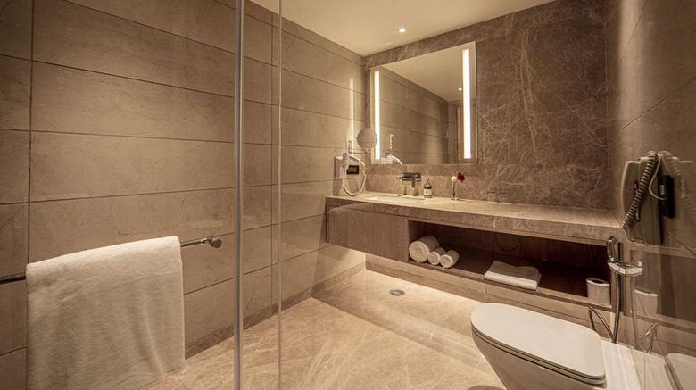 <b>The Gaurs Sarovar Premiere Room</b>. Images powered by <a href="https://iceportal.shijigroup.com/" title="IcePortal" target="_blank">IcePortal</a>.