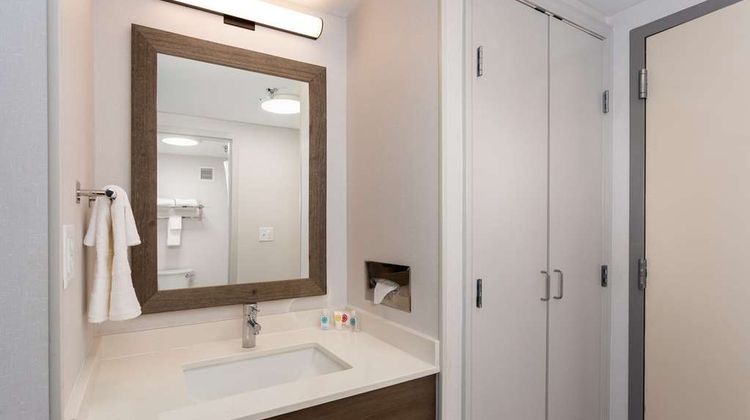 Comfort Inn & Suites Buffalo Airport Suite
