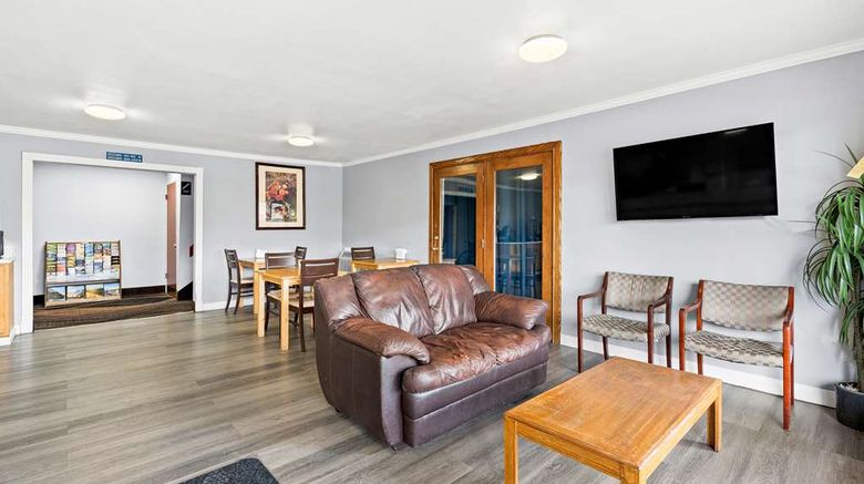 <b>Red Lion Inn & Suites Yakima Lobby</b>. Images powered by <a href="https://iceportal.shijigroup.com/" title="IcePortal" target="_blank">IcePortal</a>.