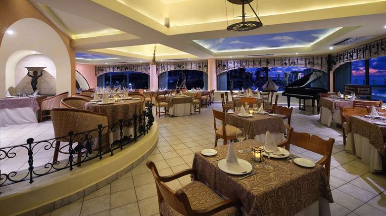 <b>Wyndham Grand Cancun Resort & Villas Restaurant</b>. Images powered by <a href="https://iceportal.shijigroup.com/" title="IcePortal" target="_blank">IcePortal</a>.