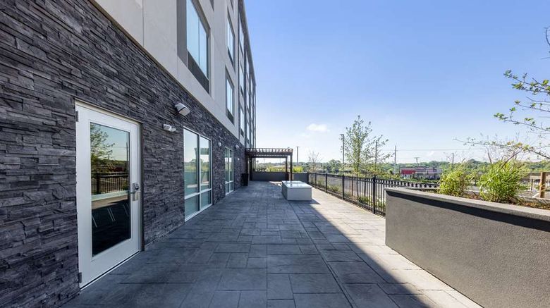 <b>Hampton Inn Kansas City Southeast Exterior</b>. Images powered by <a href="https://iceportal.shijigroup.com/" title="IcePortal" target="_blank">IcePortal</a>.