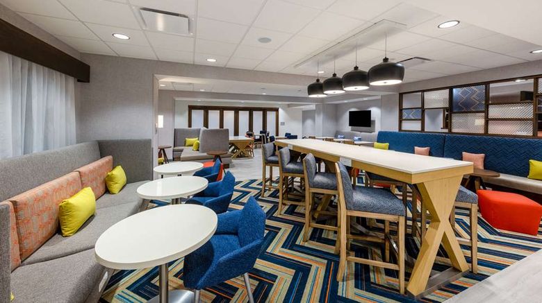<b>Hampton Inn Kansas City Southeast Lobby</b>. Images powered by <a href="https://iceportal.shijigroup.com/" title="IcePortal" target="_blank">IcePortal</a>.