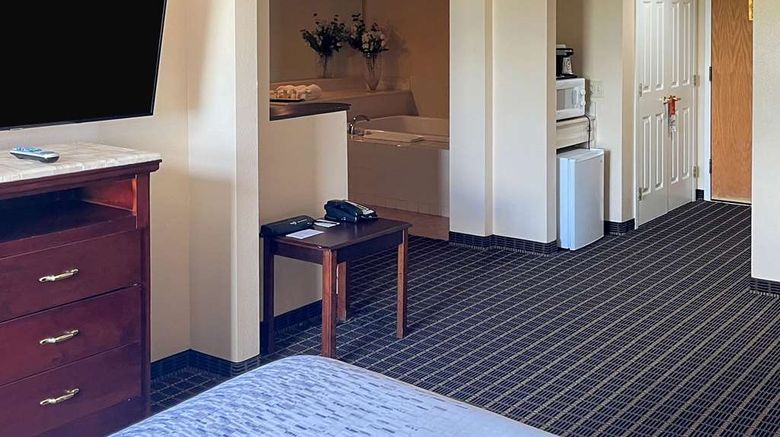 <b>Comfort Inn & Suites Suite</b>. Images powered by <a href="https://iceportal.shijigroup.com/" title="IcePortal" target="_blank">IcePortal</a>.