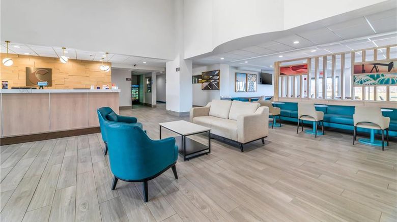 <b>Comfort Inn & Suites Lobby</b>. Images powered by <a href="https://iceportal.shijigroup.com/" title="IcePortal" target="_blank">IcePortal</a>.