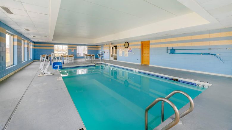 <b>Comfort Inn & Suites Pool</b>. Images powered by <a href="https://iceportal.shijigroup.com/" title="IcePortal" target="_blank">IcePortal</a>.