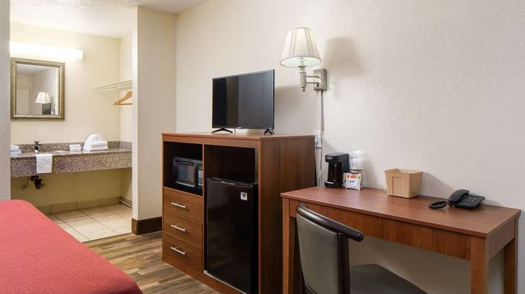 Americana Inn a Travelodge by Wyndham Room