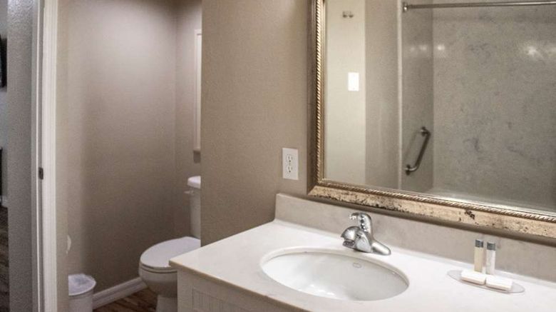 <b>Bryan's Spanish Cove Room</b>. Images powered by <a href="https://iceportal.shijigroup.com/" title="IcePortal" target="_blank">IcePortal</a>.