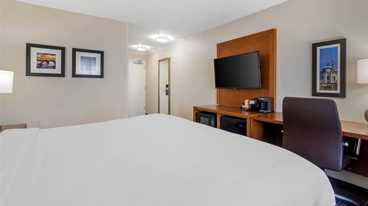Comfort Inn and Suites Brunswick I-95 Room