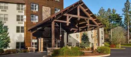 La Quinta Inn & Suites by Wyndham Exterior
