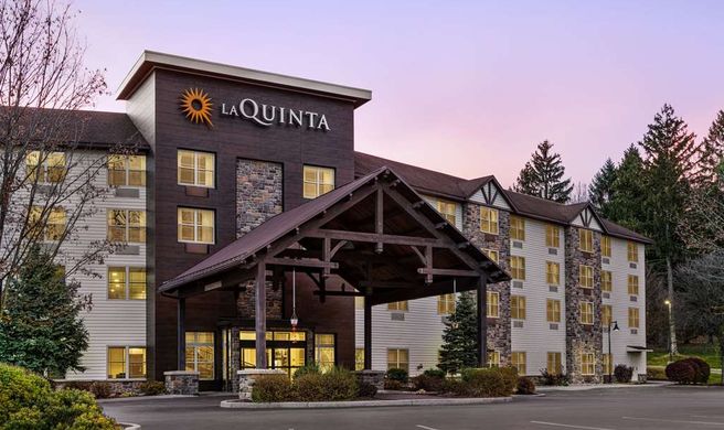 La Quinta Inn & Suites by Wyndham Exterior